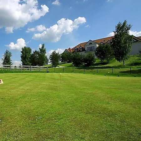 Palac I Folwark Nemino Sierakowice (Pomerania)