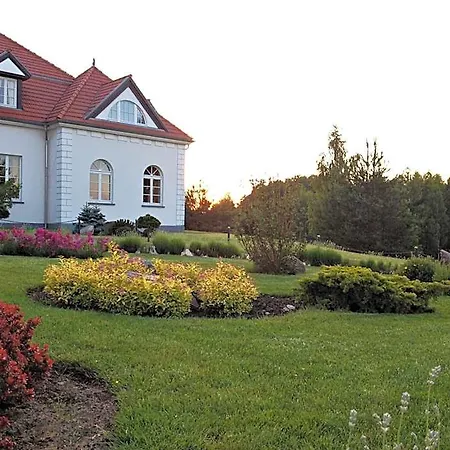 Palac I Folwark Nemino Sierakowice (Pomerania)