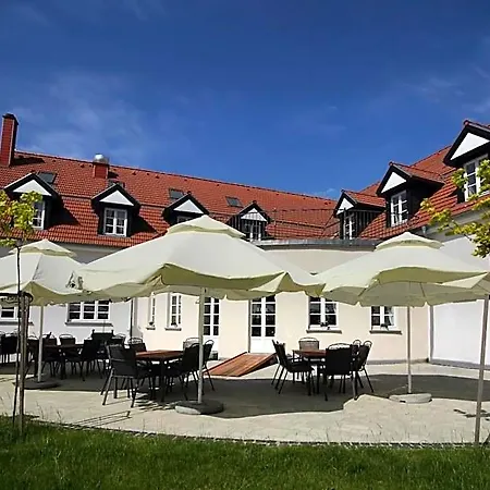 Palac I Folwark Nemino Sierakowice (Pomerania)