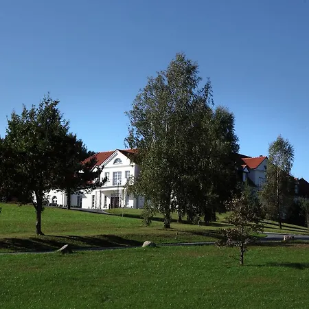 Palac I Folwark Nemino Sierakowice (Pomerania)