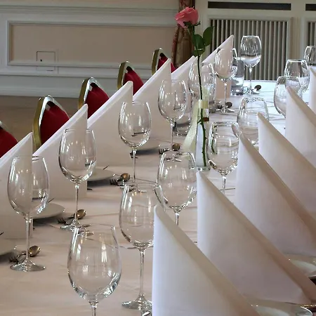 Feriested Palac I Folwark Nemino Sierakowice (Pomerania)