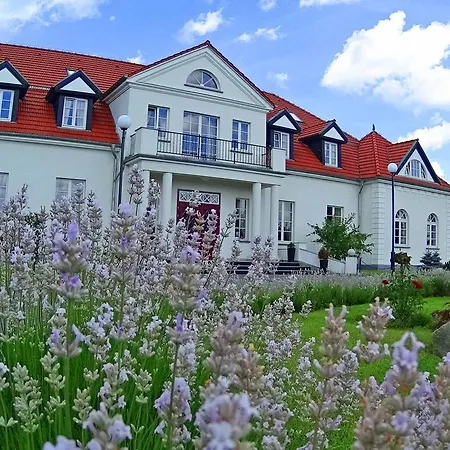 Palac I Folwark Nemino Sierakowice (Pomerania)
