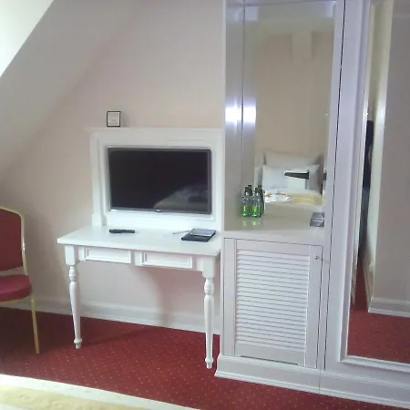 Palac I Folwark Nemino אתר נופש