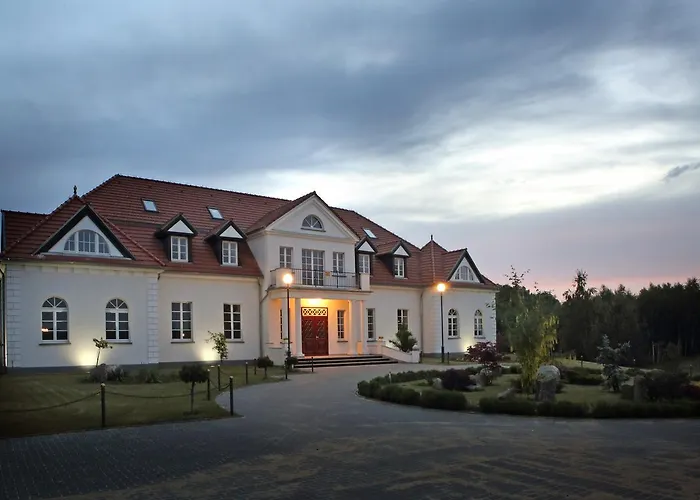 Semesteranläggning (resort) Palac I Folwark Nemino Sierakowice (Pomerania)