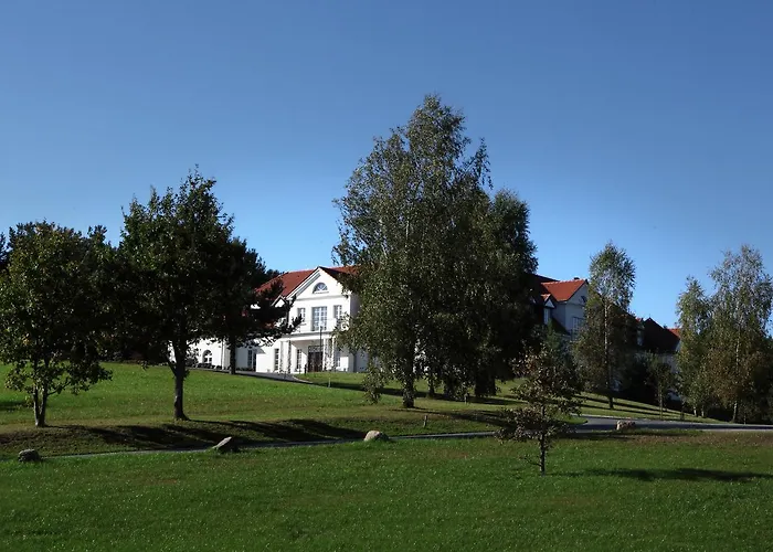 Palac I Folwark Nemino Sierakowice (Pomerania)