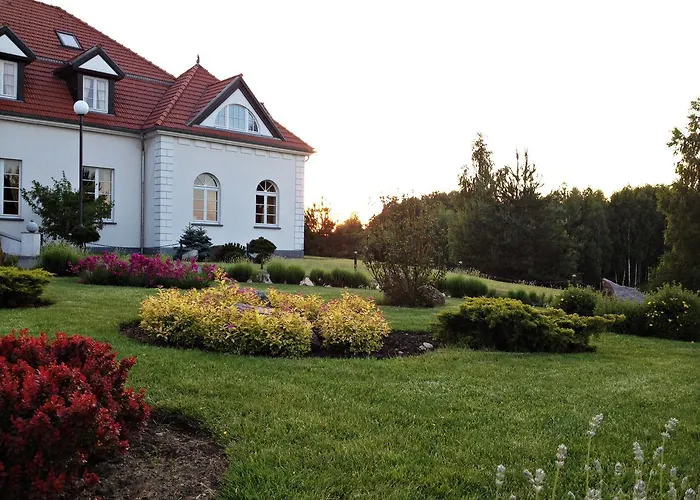 Palac I Folwark Nemino Sierakowice (Pomerania)