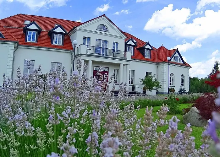 Palac I Folwark Nemino Sierakowice (Pomerania)